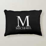 Schwarz-Personalisiert-Monogramm und Name Dekokissen<br><div class="desc">Personalisiert Monogram und Name Gift verfügen über personalisierte Monogramm und einen Namen im klassischen Serif-Schriftart auf schwarzem Hintergrund. Perfekt als Feriengeschenk,  Familienfavoriten,  Hauswärmespeck,  Hochzeitsgeschenk und Geschenk für jeden besondere Anlass. Wiedersehen..</div>