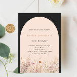 Schwarz-pfirsichrosa Wildblume Blumengebirge Gebur Einladung<br><div class="desc">Eine elegante Wildblume. Schwarzer Hintergrund und ein pfirsichfarbener Bogen. Die Wildblumen sind in Beige,  Rosa und Aquarell gehalten.</div>