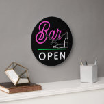 Schwarz-Rosa-Kronengrün, Retro-Bar geöffnet Große Wanduhr<br><div class="desc">Schöne zeitgenössische Retro-Wanduhr mit leuchtendem Neonrosa,  Kalkgrün und weißer Bar Open typografie und Kalligraphie Schriftzeichen Design. Sehr gute Lage für alle,  die sich gerne mit der Familie oder mit Freunden unterhalten.</div>