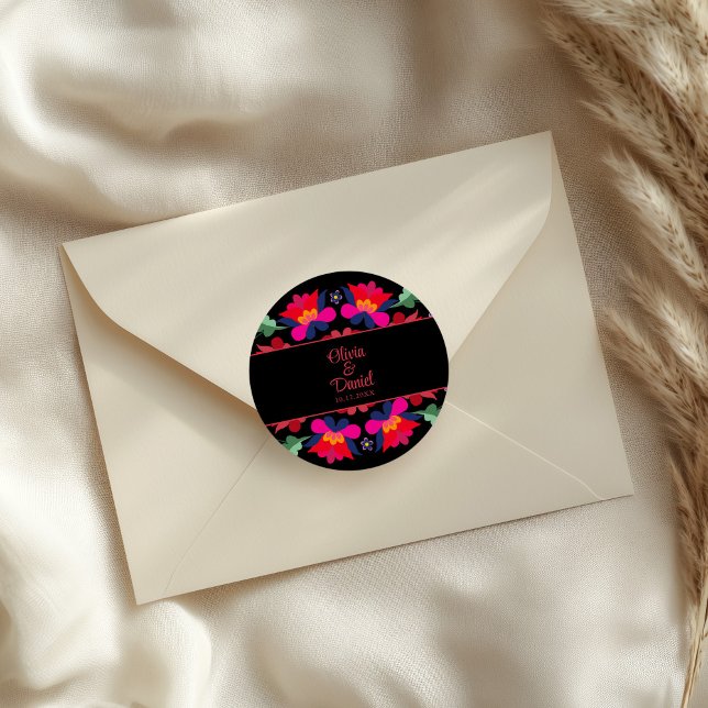 Schwarz-Rot-Mexikanisch-Blumenfiesta Runder Aufkleber (Black and Red Mexican Floral Fiesta Wedding Classic Round Sticker on an elegant wedding envelope.)