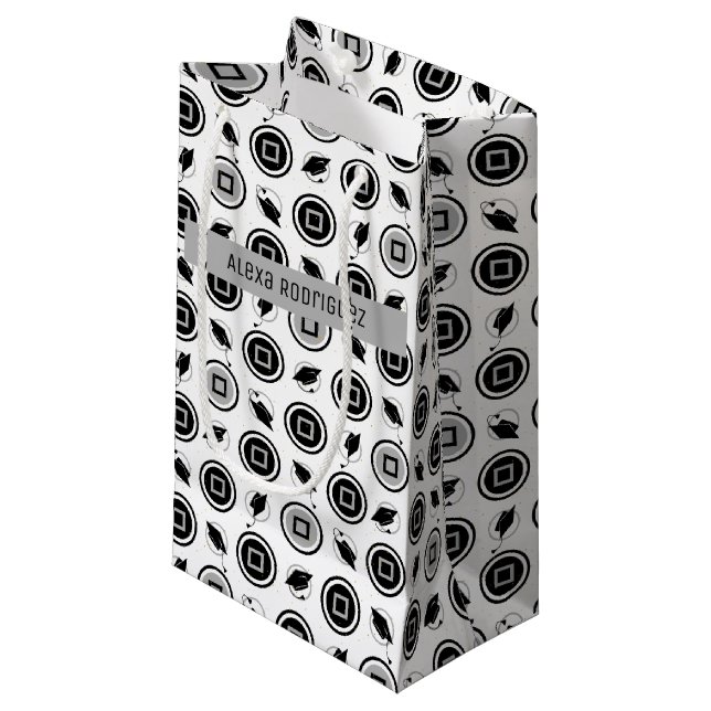 Schwarz-Silber-Graduierungs-Cap-Muster Kleine Geschenktüte (Vorderseite Schrägansicht)