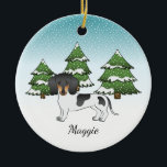 Schwarz-Tan-Pipe Kurze Dackel im Winter Keramik Ornament<br><div class="desc">Desteis originelle Cartoon-Illustration eines niedlichen glatten Haar schwarz und tan piebald Fell Farbe Dackel züchten Hund. Der Hund ist in einer Winterlandschaft mit drei grünen Tannenbäumen und fallendem Schnee untergebracht. Der Hintergrund ist ein blaues bis weißes Gefälle, das das Design des kalten Wintertages verleiht. Es gibt auch einen personalisierbaren Textbereich...</div>