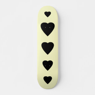 Schwarz und Creme Liebe Herzdesign. Skateboard