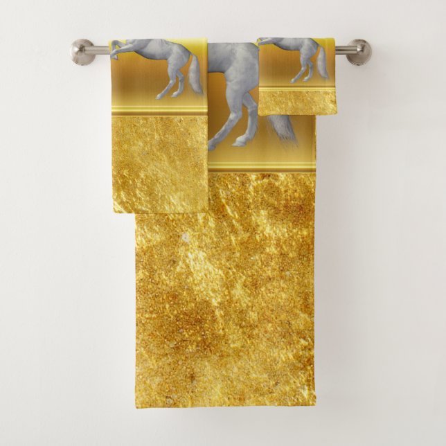 Schwarz und ein weißes Pferd, das kämpft Badhandtuch Set (Insitu)