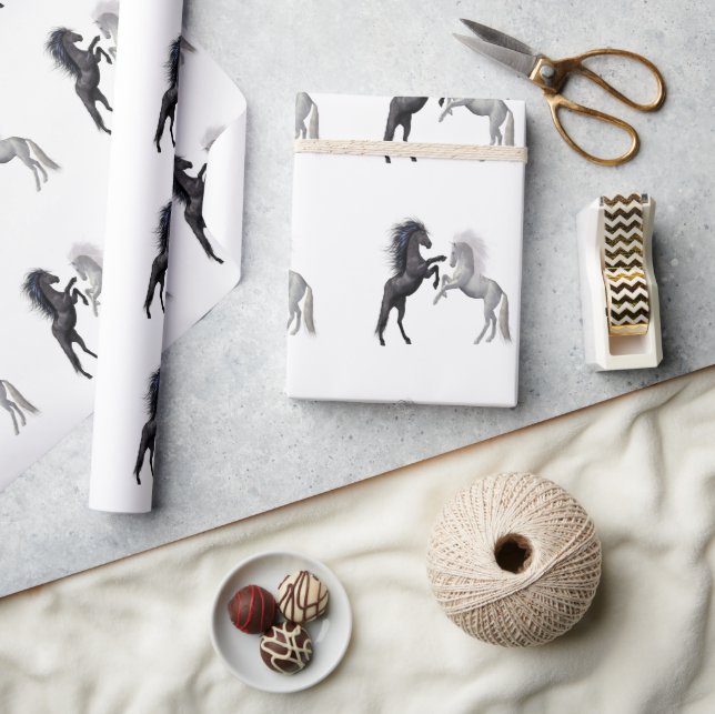 Schwarz und ein weißes Pferd, das kämpft Geschenkpapier (Kunsthandwerk)