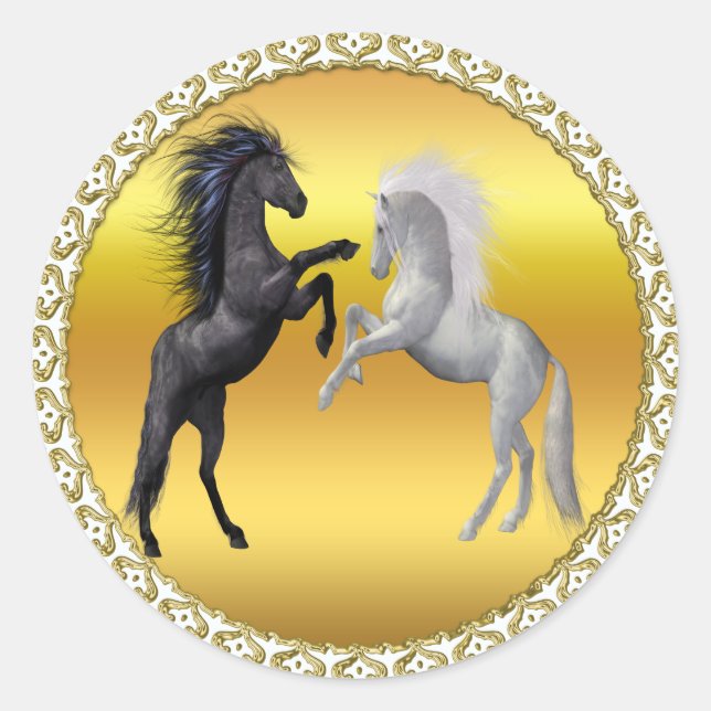 Schwarz und ein weißes Pferd, das kämpft Runder Aufkleber (Vorderseite)