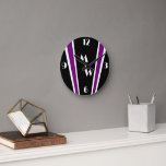 Schwarz und Lila Art Deco Design Mit Monogramm Runde Wanduhr<br><div class="desc">Wall-Uhr Kunst Deko Design. Sie können diese Wanduhr mit jedem beliebigen Text Ihrer Wahl anpassen. Wenn Sie Hilfe bei der Anpassung benötigen,  kontaktieren Sie uns über den Link auf dieser Seite. Art Deko Design mit Monogramm Wanduhr</div>