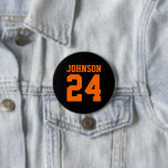 Schwarz und Orange Athlete Name Jersey Nummer Button<br><div class="desc">Freuen Sie sich auf Ihr Lieblings-Sportteam, Ihren Fußballspieler oder zeigen Sie einfach Ihren Schulstolz mit einem personalisierten Spirituosenknopf! Fügen Sie Ihren Schulnamen hinzu oder personalisieren Sie ihn mit einem Spielernamen und Jersey-Nummer. Ideal für Fußball, Basketball, Baseball und Fußball! Erstellen Sie individuelle Buttone für das ganze Team, Cheerleader, Eltern und Geschwister,...</div>