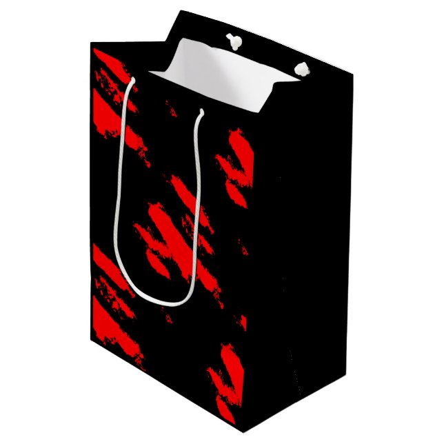 Schwarz und Rot Abstrakt Mittlere Geschenktüte (Vorderseite Schrägansicht)