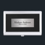 Schwarz und Silber Visitenkarten Dose<br><div class="desc">Berufliche Visitenkartenhalter auf schwarzem Hintergrund mit DIY Text auf einem silbernen Etikett. ⭐ Dieses Produkt ist zu 100% benutzerdefinierbar. Grafik und/oder Text können hinzugefügt, gelöscht, verschoben, verändert, verändert, gedreht usw. werden.(nur durch Klicken auf den "EDIT DESIGN" Bereich) Wählen Sie aus verschiedenen Schriftart und Textfarben! Keine zusätzlichen Gebühren für Personalisierung! ⭐...</div>