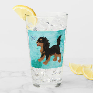 Schwarz und Tan Cavalier Spaniel mit Drachenfliege Glas