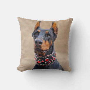 Schwarz und Tan Doberman Pinscher im Jewelkragen Kissen