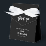 Schwarz und Weiß | 80. Geburtstagsparty Danke Geschenkschachtel<br><div class="desc">Vielen Dank an Ihre Gäste mit dieser personalisierten Geburtstagsfeier Gunst Box. Dieses Design zeichnet sich durch schicke Pinselschrift "Danke" "Ihr Name ist die 80. Geburtstagsparty. Diese Sondervorschau fügt Ihren Feierlichkeiten eine persönliche Touch hinzu. Passende Einladungen und Party-Vorräte sind in meinem Shop BaraBomDesign erhältlich.</div>