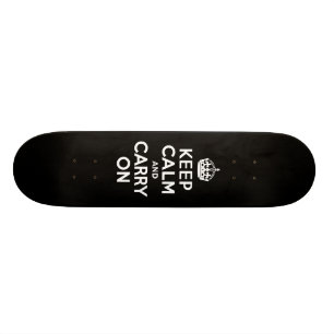 Schwarz und Weiß halten Ruhe und tragen weiter Skateboard