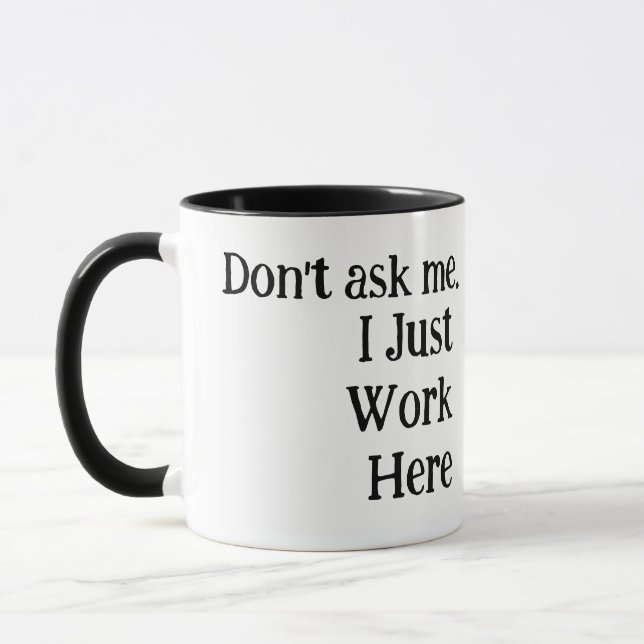Schwarz und Weiß | Ich arbeite nur hier Funny Tasse (Links)