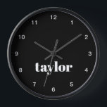 Schwarz und Weiß Moderne Minimalistische TrendCust Uhr<br><div class="desc">Die Minimalistische, moderne , modische Uhr in Schwarz und Weiß - ein raffiniertes und personalisiertes Uhrwerk, das sich hervorragend eignet, um Bosse, Kollegen, Mitarbeitern oder jedem, der ein stilvolles Zuhause- oder Bürozubehör benötigt, zu überreichen. Diese Uhr besticht durch ein modernes minimalistisches Design in klassischen Schwarz-Weiß-Tönen, was sie zu einer vielseitigen...</div>