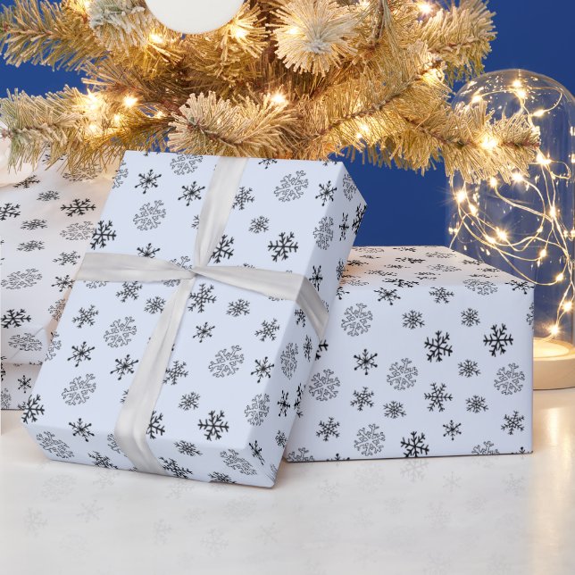 Schwarz und Weiß Moderne Schneeflocken Blau Weihna Geschenkpapier (Feiertage)