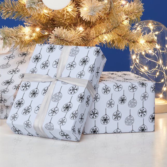 Schwarz und Weiß Moderne Schneeflocken Blau Weihna Geschenkpapier (Feiertage)