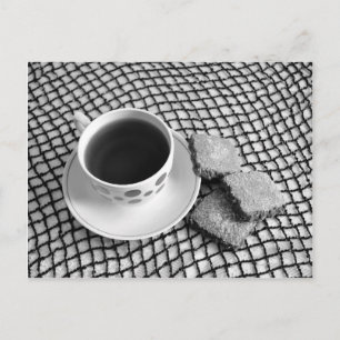 Schwarz und Weiß. Tee- und Keksbecher auf der Post Postkarte
