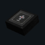 Schwarz-Vintag-Leder-Diamanten-Cros Erinnerungskiste<br><div class="desc">Das Vintage,  schwarze Ledertexturbild wird mit einem silbernen Rahmen und glänzenden weißen Diamantenkreuz betont: roter Edelsteinakzent und individuelle Name.</div>