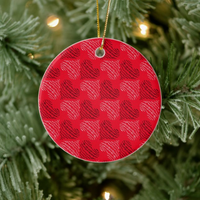Schwarz-Weiß-Alternativherz-Linien auf Rot Keramik Ornament (Baum)