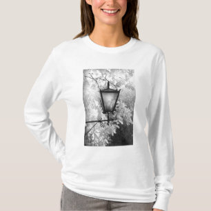 Schwarz-Weiß-Ansicht einer Leuchte T-Shirt