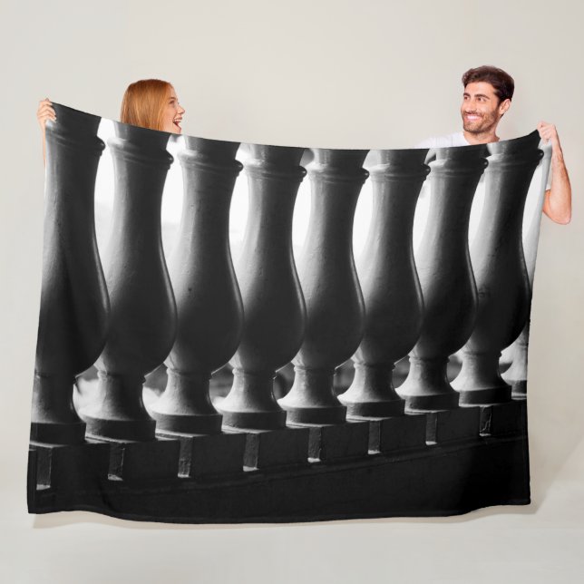 Schwarz-Weiß-Architektur Fleecedecke (Beispiel)