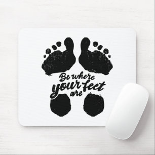 Schwarz-Weiß-Aufdruck "Sei, wo deine Füße sind" Mousepad