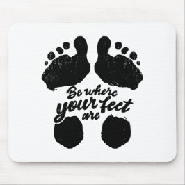 Schwarz-Weiß-Aufdruck "Sei, wo deine Füße sind" Mousepad