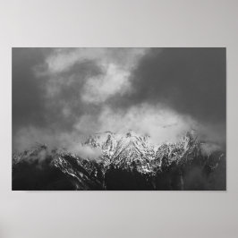 Schwarz-Weiß-Berge in Wolken Poster