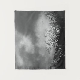 Schwarz-Weiß-Berge in Wolken Wandteppich