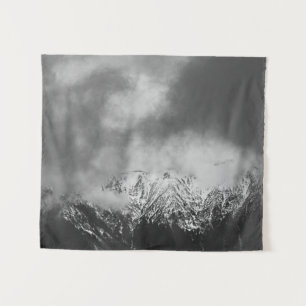 Schwarz-Weiß-Berge in Wolken Wandteppich