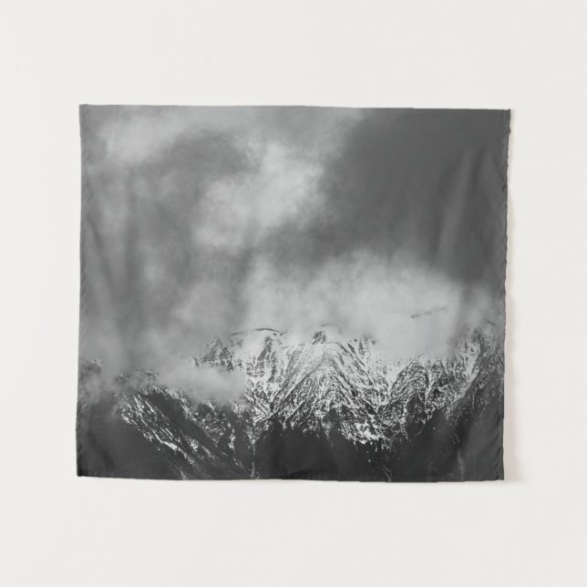 Schwarz-Weiß-Berge in Wolken Wandteppich (Vorderseite (Horizontal))