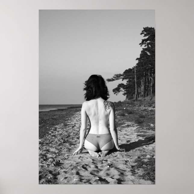 Schwarz-Weiß-Bikini-Tätowiermädchen Foto Poster (Vorne)