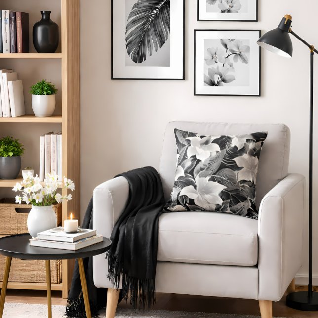 Schwarz-Weiß-Blume der 1920er Jahre Kissen (Timeless floral cushion elevates neutral interiors with quiet elegance and effortless modern charm.)