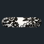 Schwarz-Weiß-Blumengarten Grafisches Muster Skateboard<br><div class="desc">Ein grafisches Muster,  das eine schwarz-weiße Blumengartenszene zeigt,  die von Chariklia Zarris kreiert wurde. Selbst mit nur zwei Farben ist das Bild fast überwältigend in seiner Schönheit. Gönnen Sie sich eine wunderbare Blumenausstellung,  indem Sie diesen Print heute kaufen!</div>