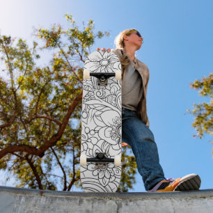 Schwarz-Weiß-Blütenmalerei auf dem Deck Skateboard
