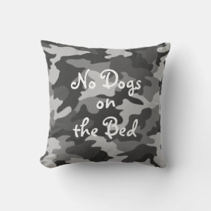 Schwarz-Weiß-Camouflage "No Dogs on the Bed" Kissen