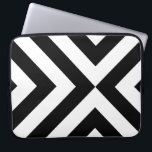Schwarz-Weiß-Chevrons Laptopschutzhülle<br><div class="desc">Wechselnde schwarz-weiße Chevronen konvergieren in diesem gewagten geometrischen Muster, das von Grund auf geschaffen wurde. Digitales Bild. Copyright © 2012 Claire E. Skinner. Alle Rechte vorbehalten.</div>
