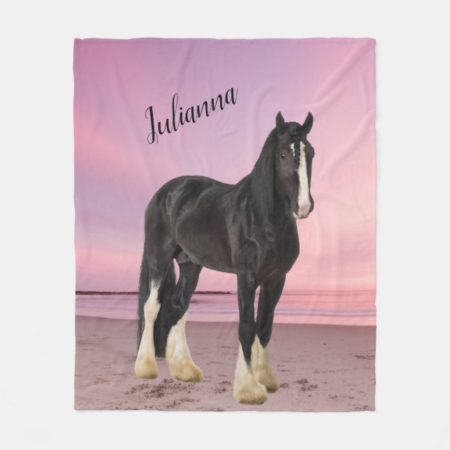 Schwarz-Weiß-Clydesdale am Strand bei Sunset Fleecedecke (Vorderseite)
