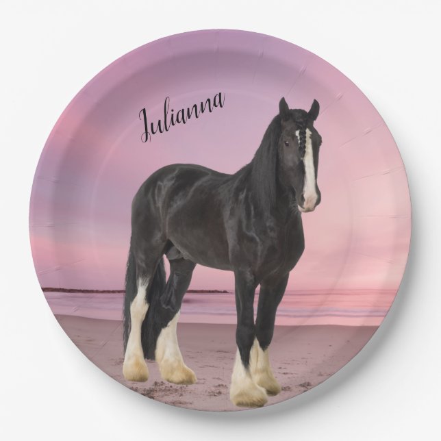 Schwarz-Weiß-Clydesdale am Strand bei Sunset Pappteller (Vorderseite)
