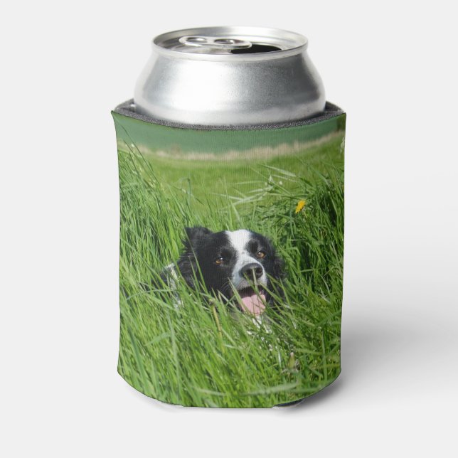 Schwarz-Weiß-Collie im Gras Dosenkühler (Kanne Rückseite)