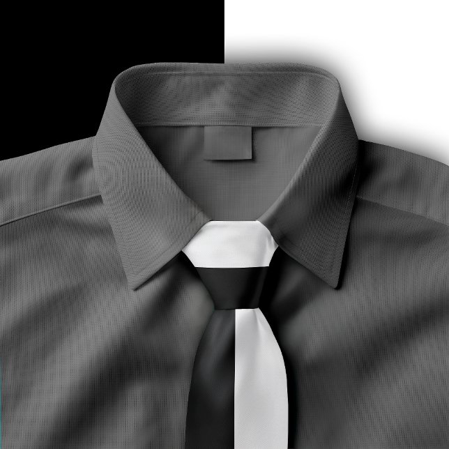 Schwarz-Weiß-Design mit geteilten Farben Krawatte (Black and White split color tie displayed on a dark grey shirt.)