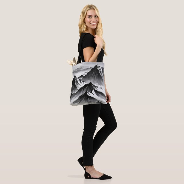 Schwarz-Weiß-Design Tasche (Am Model)