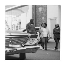 Schwarz-Weiß-Einfarbige Altautostadt Fliese