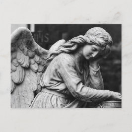 Schwarz-Weiß-Engelstatue in einem Friedhof Postkarte