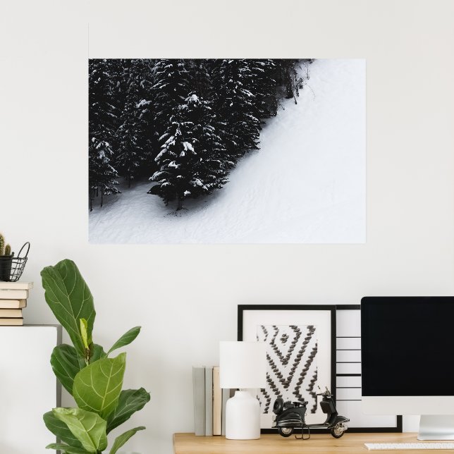 Schwarz-Weiß-Fichtenwald und Schnee Poster (Heimbüro)