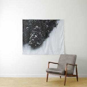 Schwarz-Weiß-Fichtenwald und Schnee Wandteppich