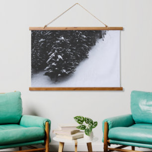 Schwarz-Weiß-Fichtenwald und Schnee Wandteppich Mit Holzrahmen