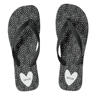 Schwarz-Weiß-Fleck mit personalisiertem Herz Flip Flops